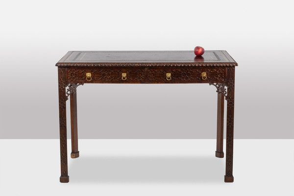 Table, ou bureau, de style Chippendale en acajou. Circa 1950. LS5932456G