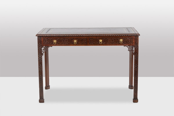 Table, ou bureau, de style Chippendale en acajou. Circa 1950. LS5932456G