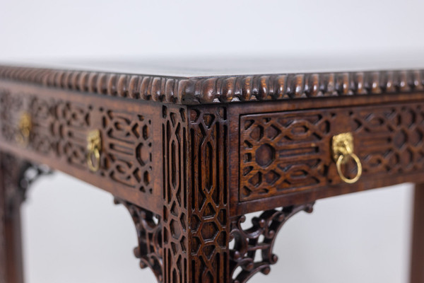 Table, ou bureau, de style Chippendale en acajou. Circa 1950. LS5932456G