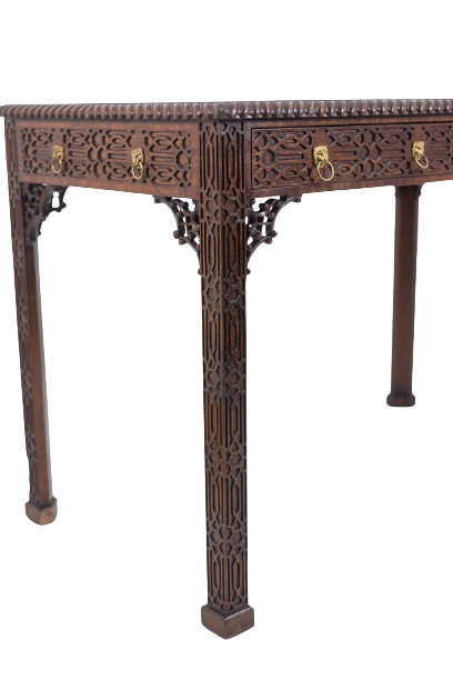 Table, ou bureau, de style Chippendale en acajou. Circa 1950. LS5932456G