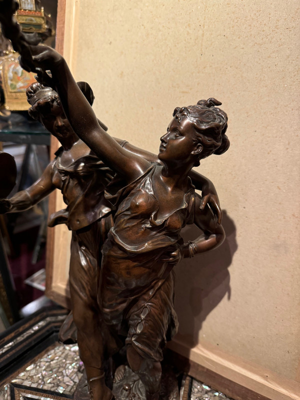 "Zwei Musikerinnen", Bronze mit Medaillenpatina, signiert DUMAIGE, um 1880