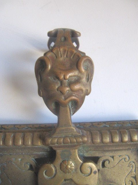 Candeliere a mano in bronzo dorato con testa di fauna grottesca XIX secolo