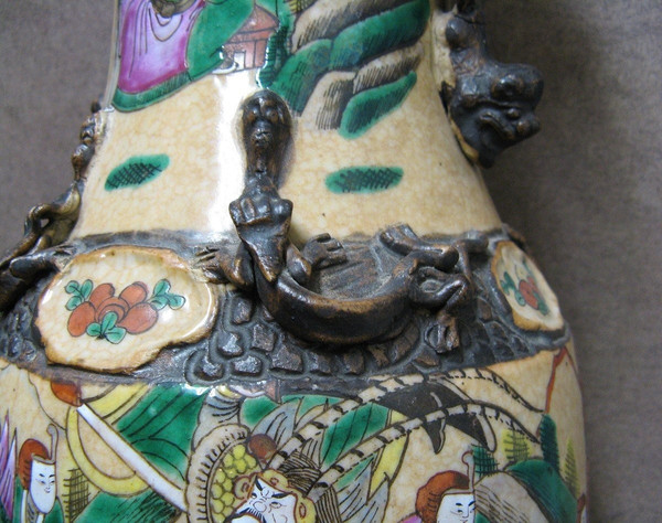 Vase Chinois En Céramique Craquelée De Nankin 19e. Famille Rose. 