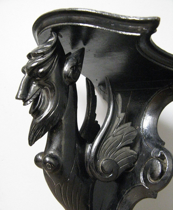 Console D’applique En Bois Sculpté à Tête De Diable. 