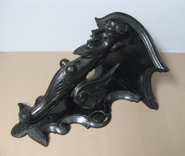 Console D’applique En Bois Sculpté à Tête De Diable. 