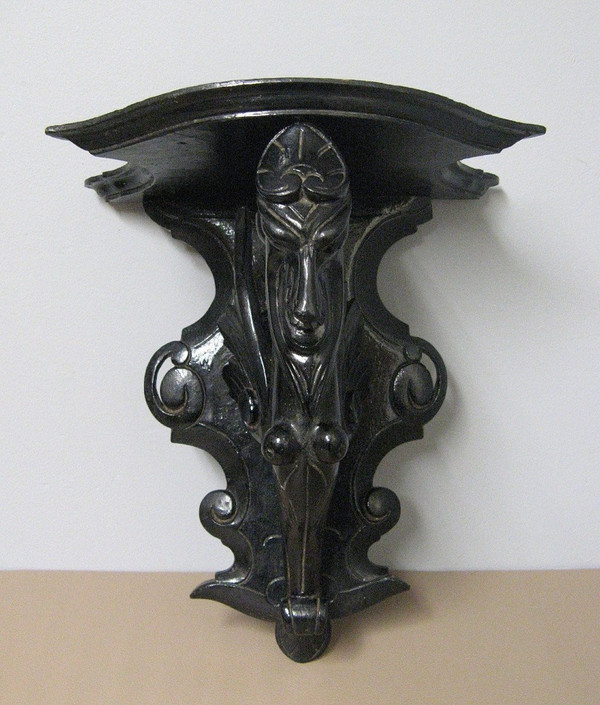 Console D’applique En Bois Sculpté à Tête De Diable. 