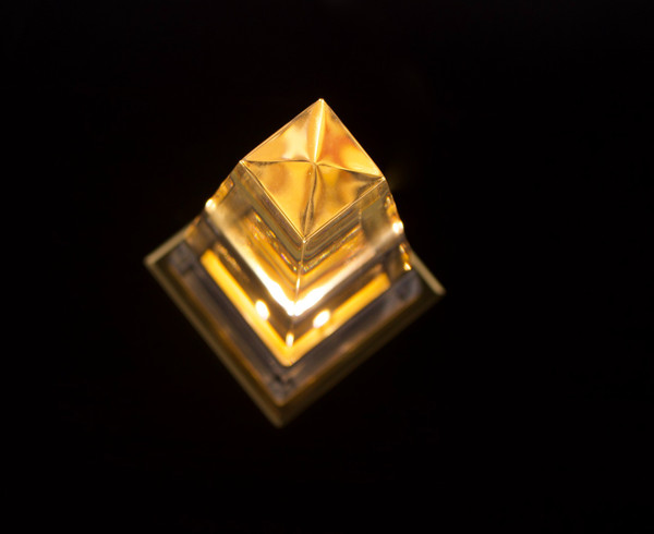 Lampe “Obélisque” en lucite.