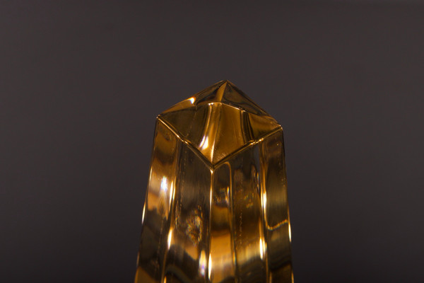 Lampe “Obélisque” en lucite.