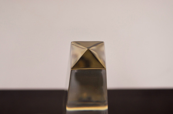 Lampe “Obélisque” en lucite.