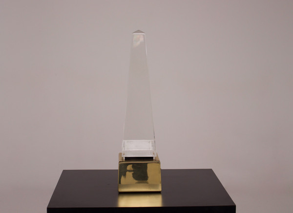 Lampe “Obélisque” en lucite.