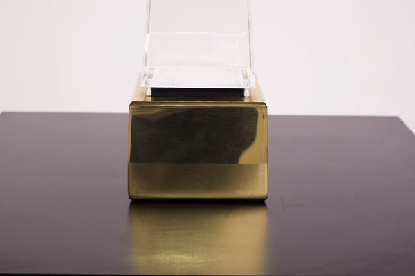 Lampe “Obélisque” en lucite.