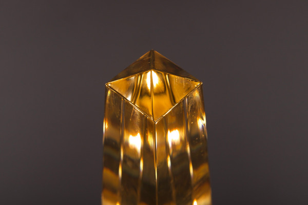 Lampada "Obelisco" in lucite.