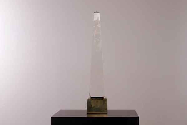 Lampada "Obelisco" in lucite.