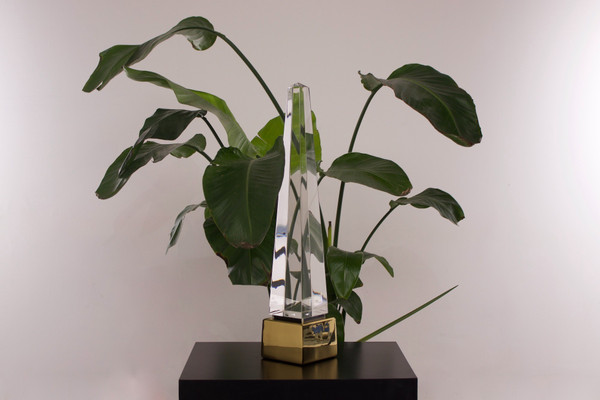 Lampada "Obelisco" in lucite.