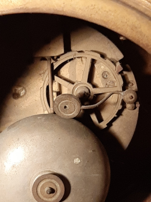 Pendeluhr im gotischen Stil aus Bronze.
