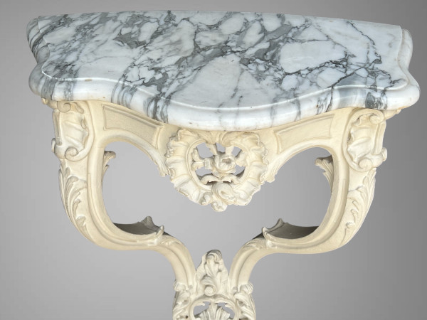PAIRE DE CONSOLES XIXe EN BOIS SCULPTÉ RECHAMPIES BLANC DE STYLE LOUIS XV