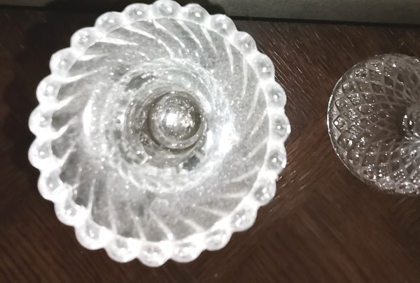 Ein Paar Kerzenhalter aus Glas, signiert von vallerysthal