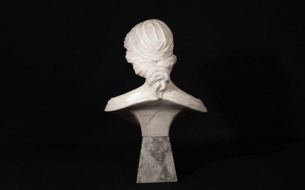 Busto di donna Scultura su marmo