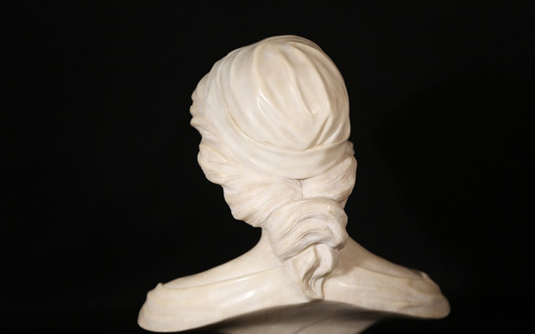 Busto di donna Scultura su marmo