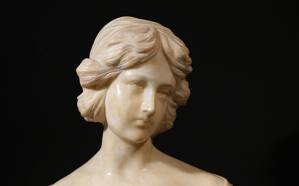 Busto di donna Scultura su marmo