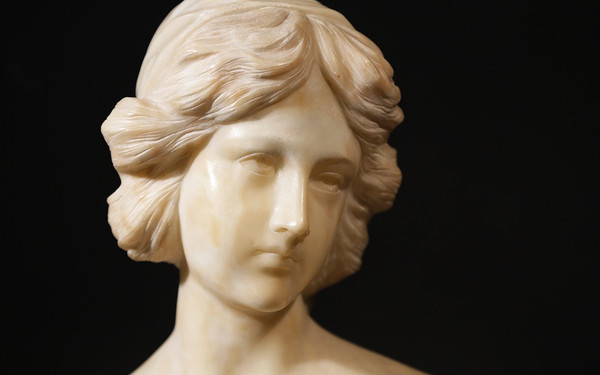 Busto di donna Scultura su marmo