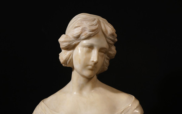 Busto di donna Scultura su marmo