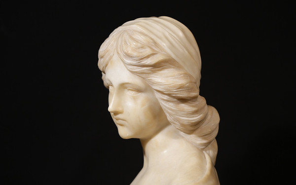 Busto di donna Scultura su marmo