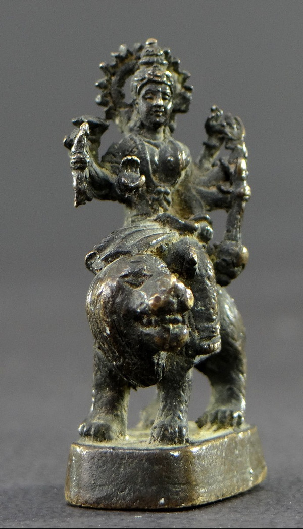 Inde, XIXe Siècle, Rare Statue Miniature De La Déesse Hindoue Durga, En Tenue d'Apparat.
