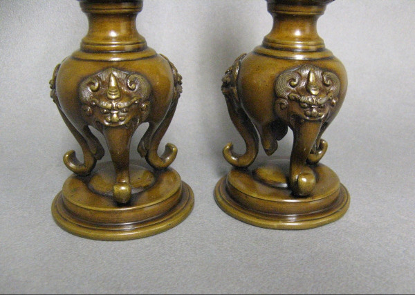 Coppia di vanghe a candela con drago. Bronzo Meiji del XIX secolo.