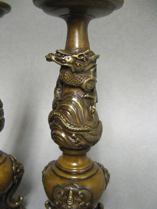 Coppia di vanghe a candela con drago. Bronzo Meiji del XIX secolo.