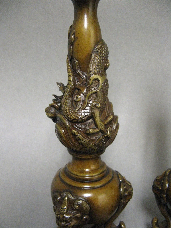 Coppia di vanghe a candela con drago. Bronzo Meiji del XIX secolo.