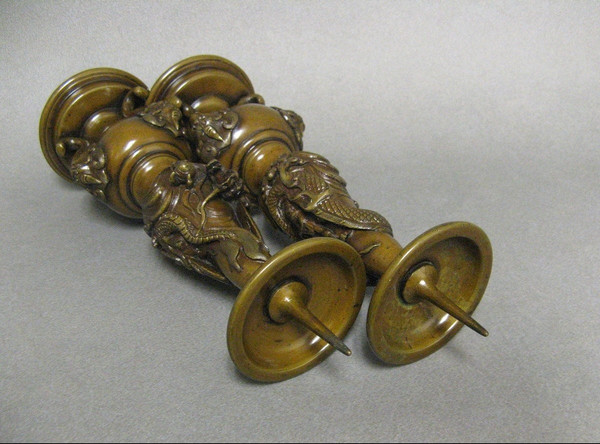 Coppia di vanghe a candela con drago. Bronzo Meiji del XIX secolo.
