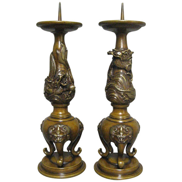 Coppia di vanghe a candela con drago. Bronzo Meiji del XIX secolo.