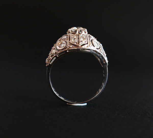 Anello Art Déco in platino e diamanti a cupola.