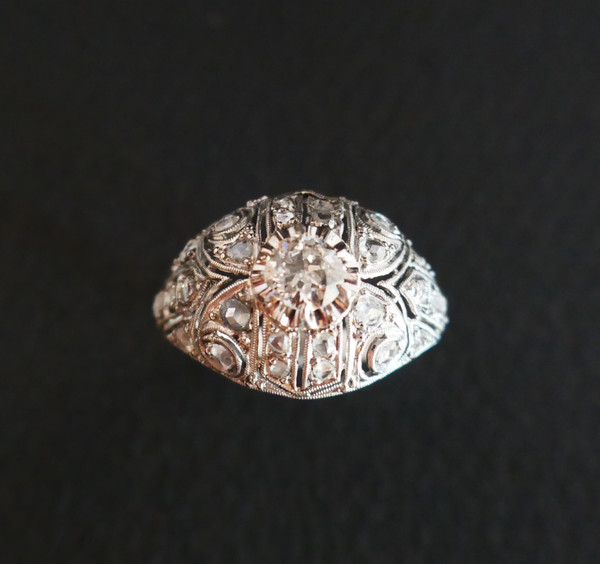 Anello Art Déco in platino e diamanti a cupola.