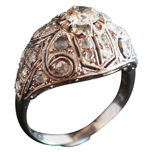 Anello Art Déco in platino e diamanti a cupola.