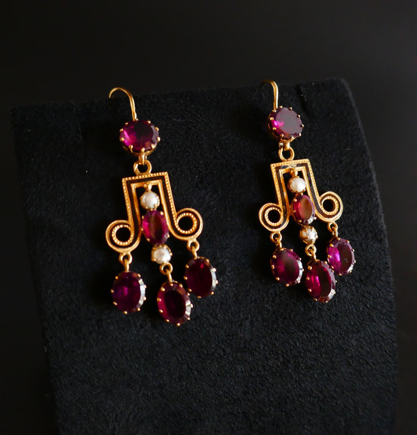 Boucles d'Oreilles Anciennes, Grenats, Perles Et émail.