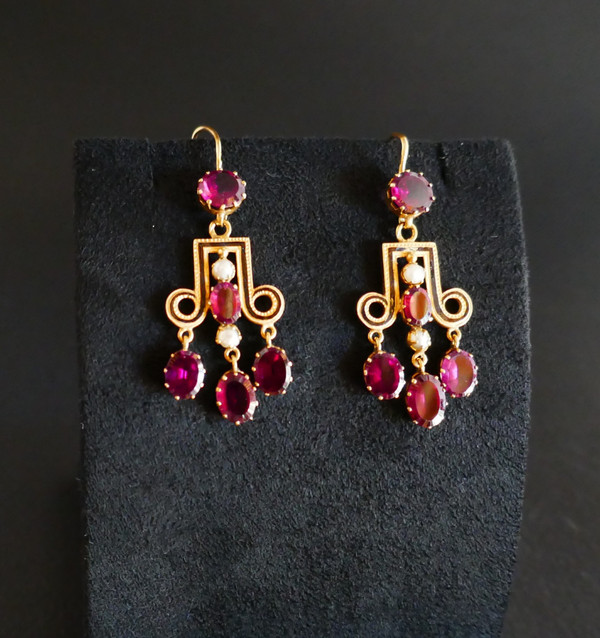 Boucles d'Oreilles Anciennes, Grenats, Perles Et émail.