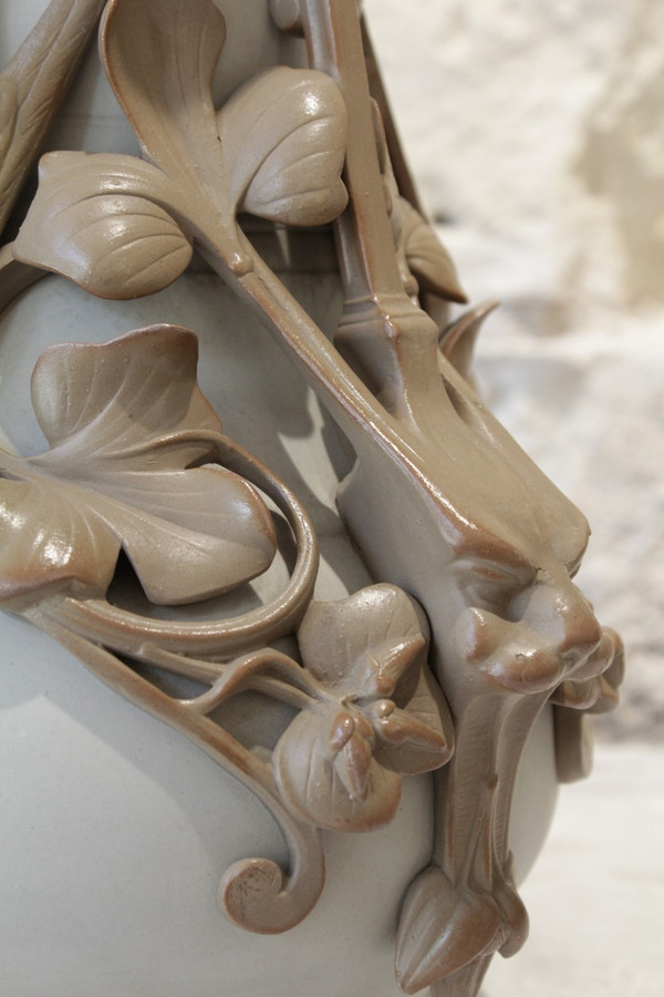 Vaso in gres con rondini e maschere, ceramica di Sarreguemines, fine XIX secolo