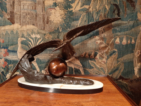Sculpture en régule patiné représentant une mouette, signée Irénée Rochard.