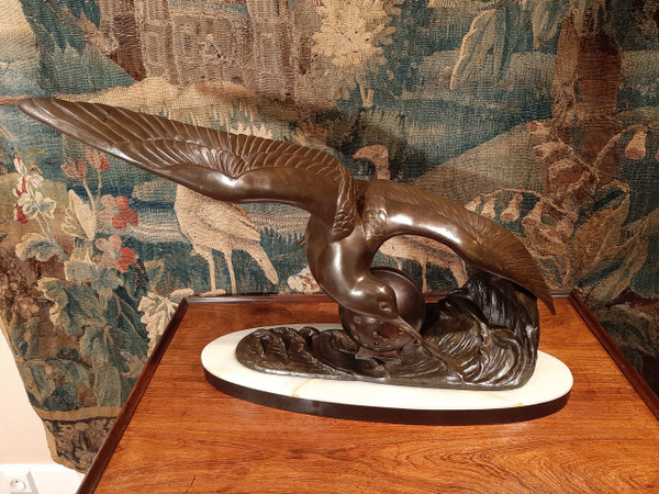 Sculpture en régule patiné représentant une mouette, signée Irénée Rochard.