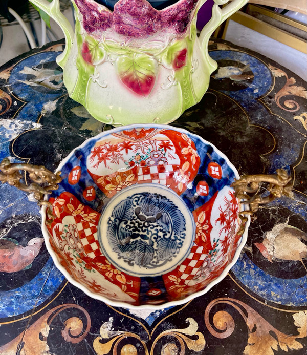 JAPON, PORCELAINE IMARI MONTÉE SUR BRONZE, ÈRE MEIJI, XIXème.