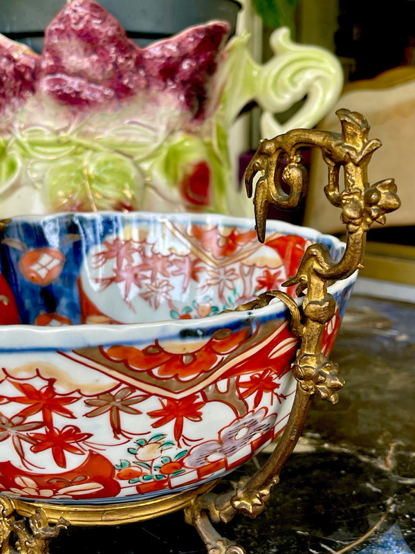 JAPON, PORCELAINE IMARI MONTÉE SUR BRONZE, ÈRE MEIJI, XIXème.