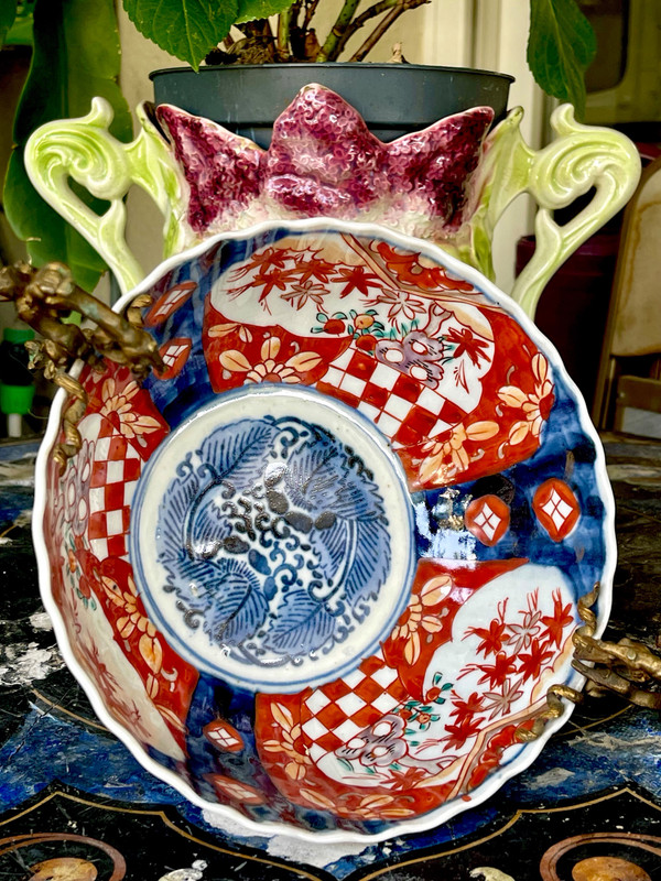 JAPON, PORCELAINE IMARI MONTÉE SUR BRONZE, ÈRE MEIJI, XIXème.