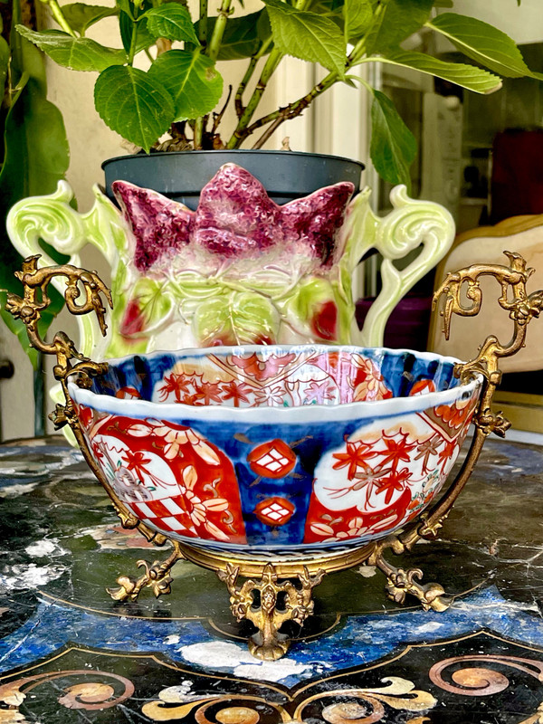 JAPON, PORCELAINE IMARI MONTÉE SUR BRONZE, ÈRE MEIJI, XIXème.