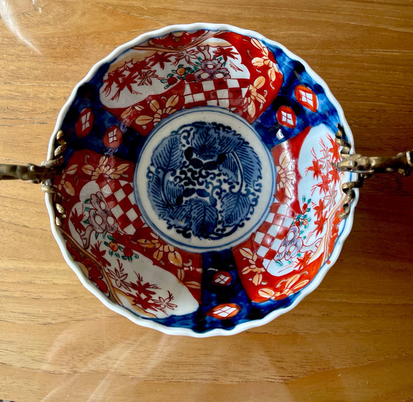 JAPON, PORCELAINE IMARI MONTÉE SUR BRONZE, ÈRE MEIJI, XIXème.