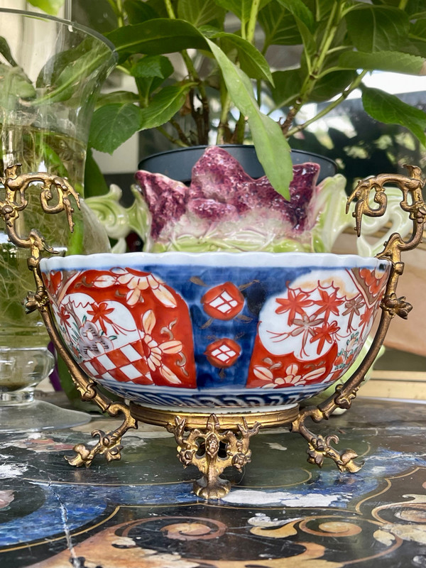 JAPON, PORCELAINE IMARI MONTÉE SUR BRONZE, ÈRE MEIJI, XIXème.