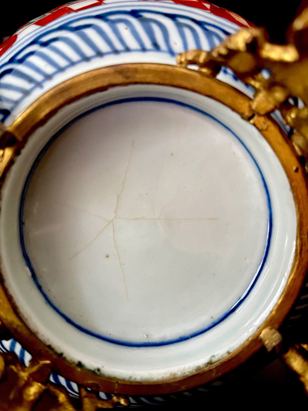 JAPON, PORCELAINE IMARI MONTÉE SUR BRONZE, ÈRE MEIJI, XIXème.