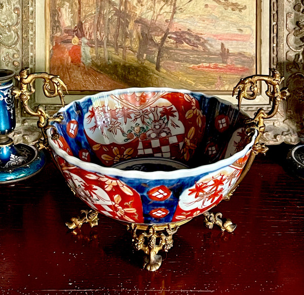 JAPON, PORCELAINE IMARI MONTÉE SUR BRONZE, ÈRE MEIJI, XIXème.