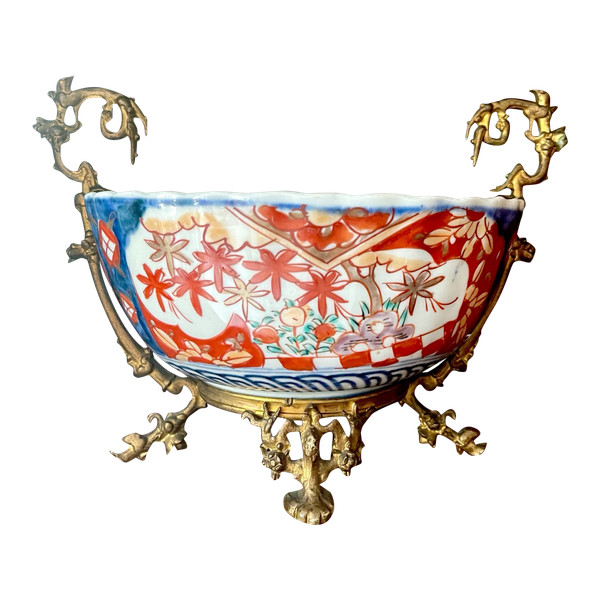 JAPON, PORCELAINE IMARI MONTÉE SUR BRONZE, ÈRE MEIJI, XIXème.